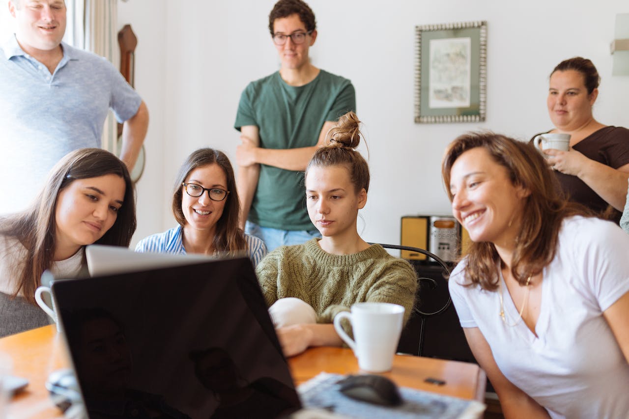 a cheerful group discussing common moving mistakes alexandria students make